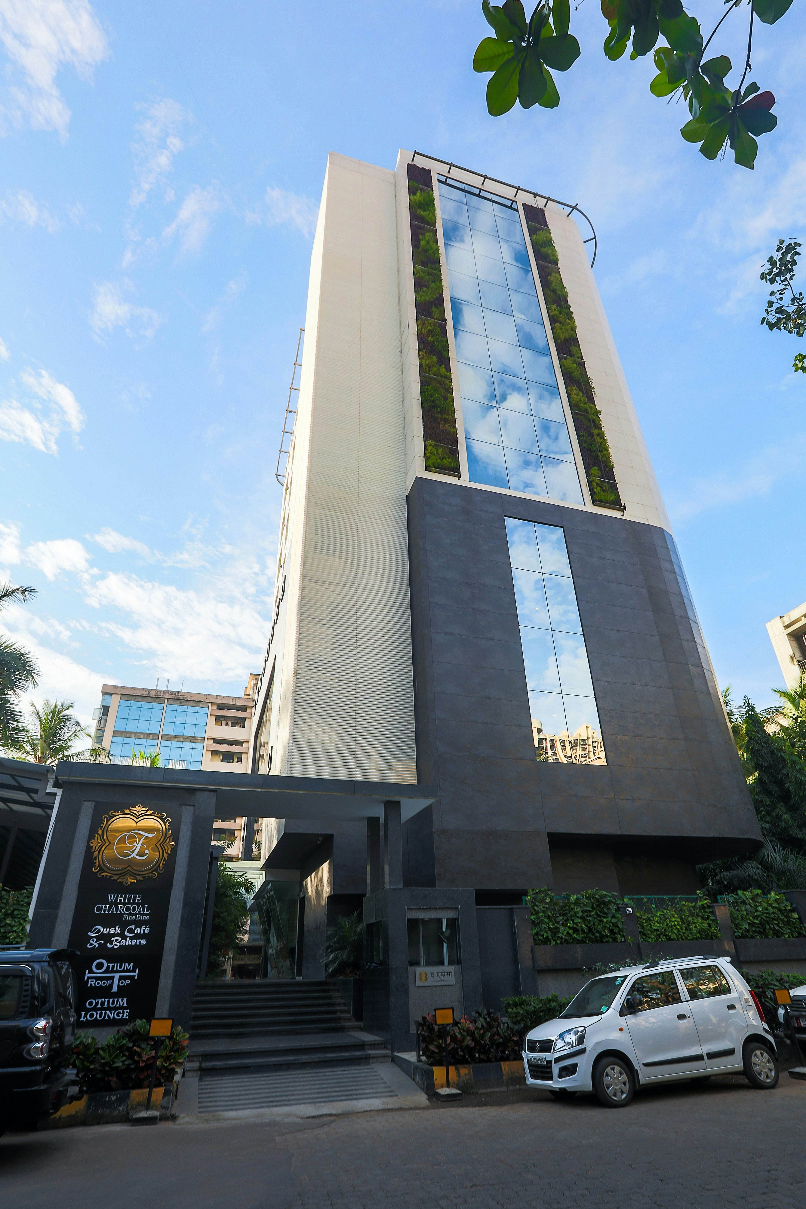 The Empresa Hotel 72/76