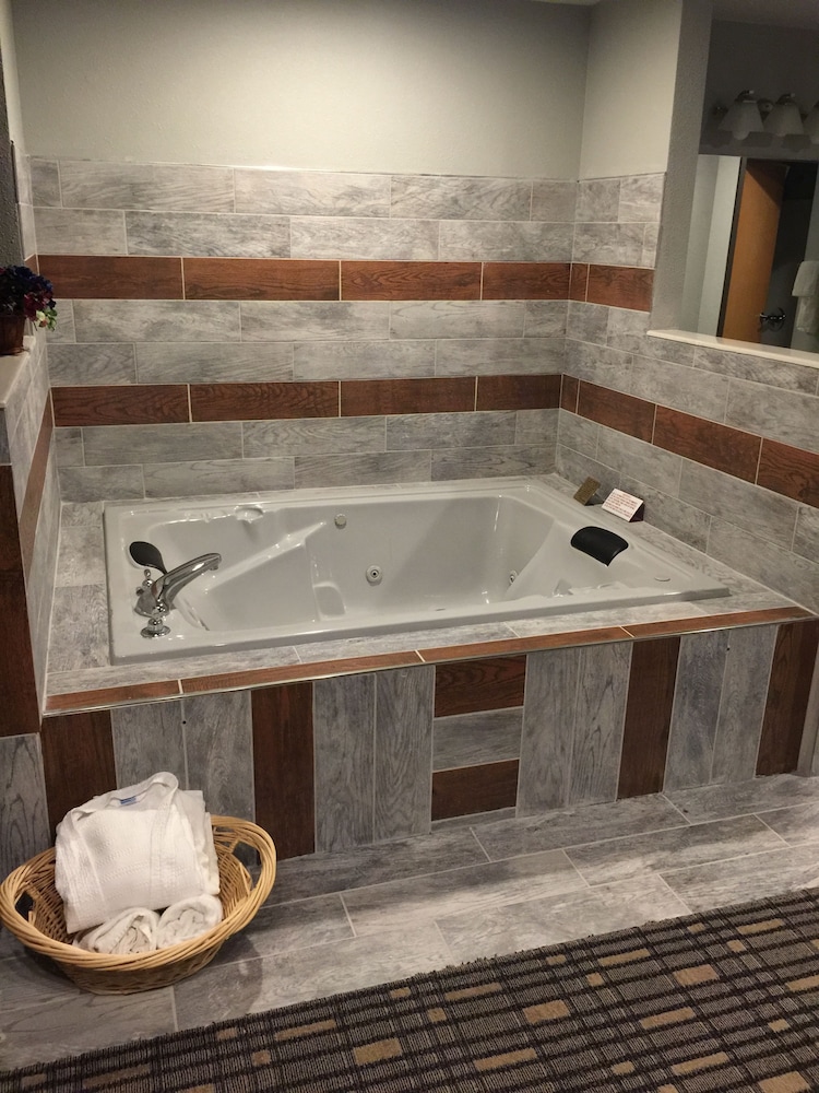 Baymont By Wyndham Pella 20/40