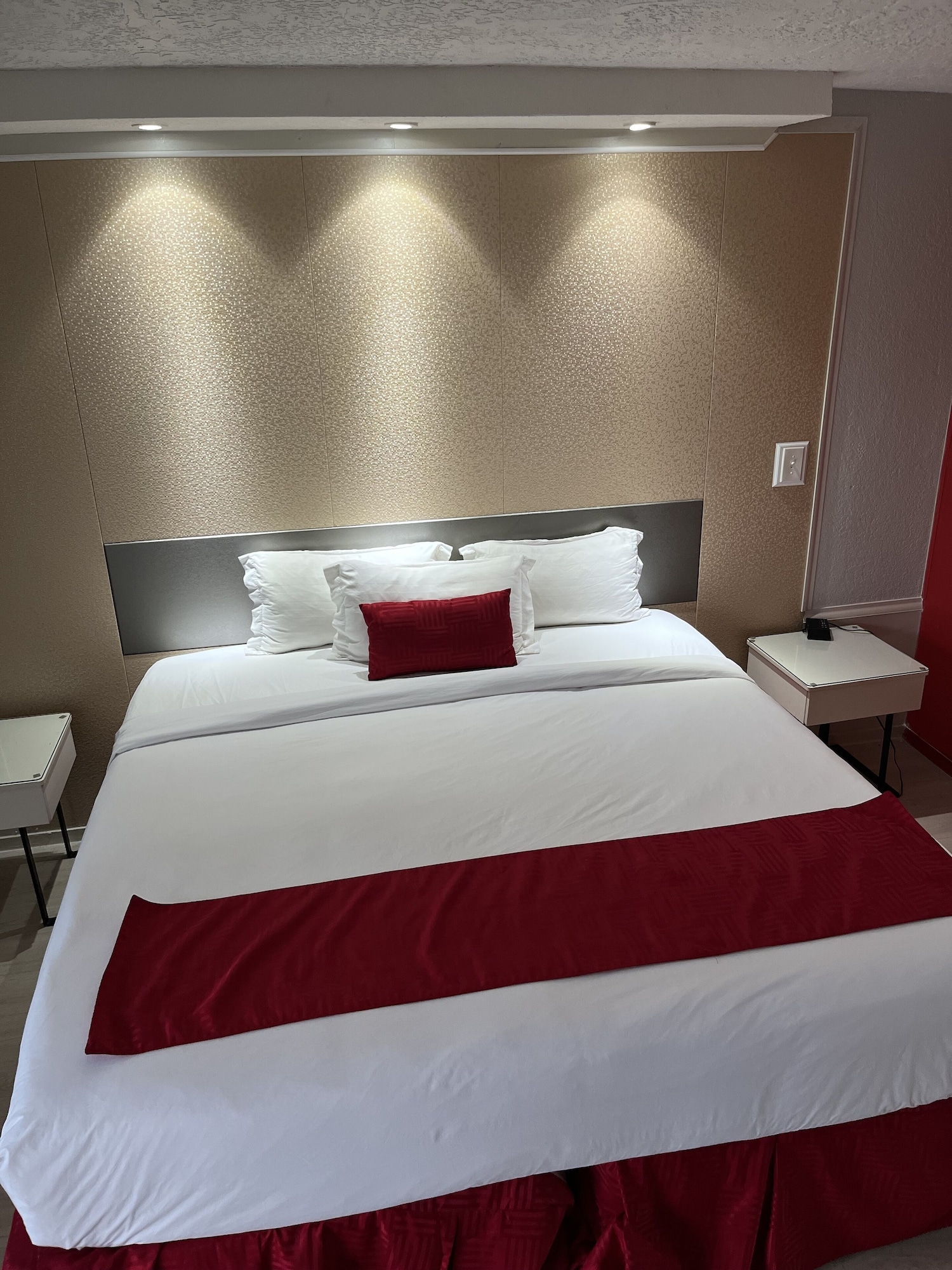 ROOM, KING BED, ACCESSIBLE