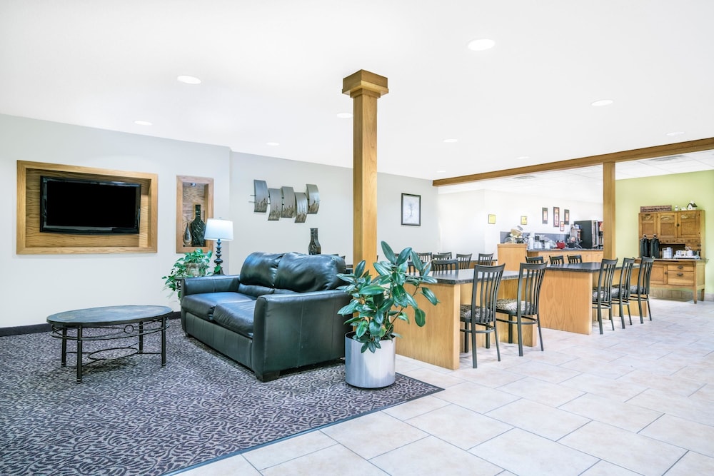 Microtel Inn & Suites Tomah 25/33