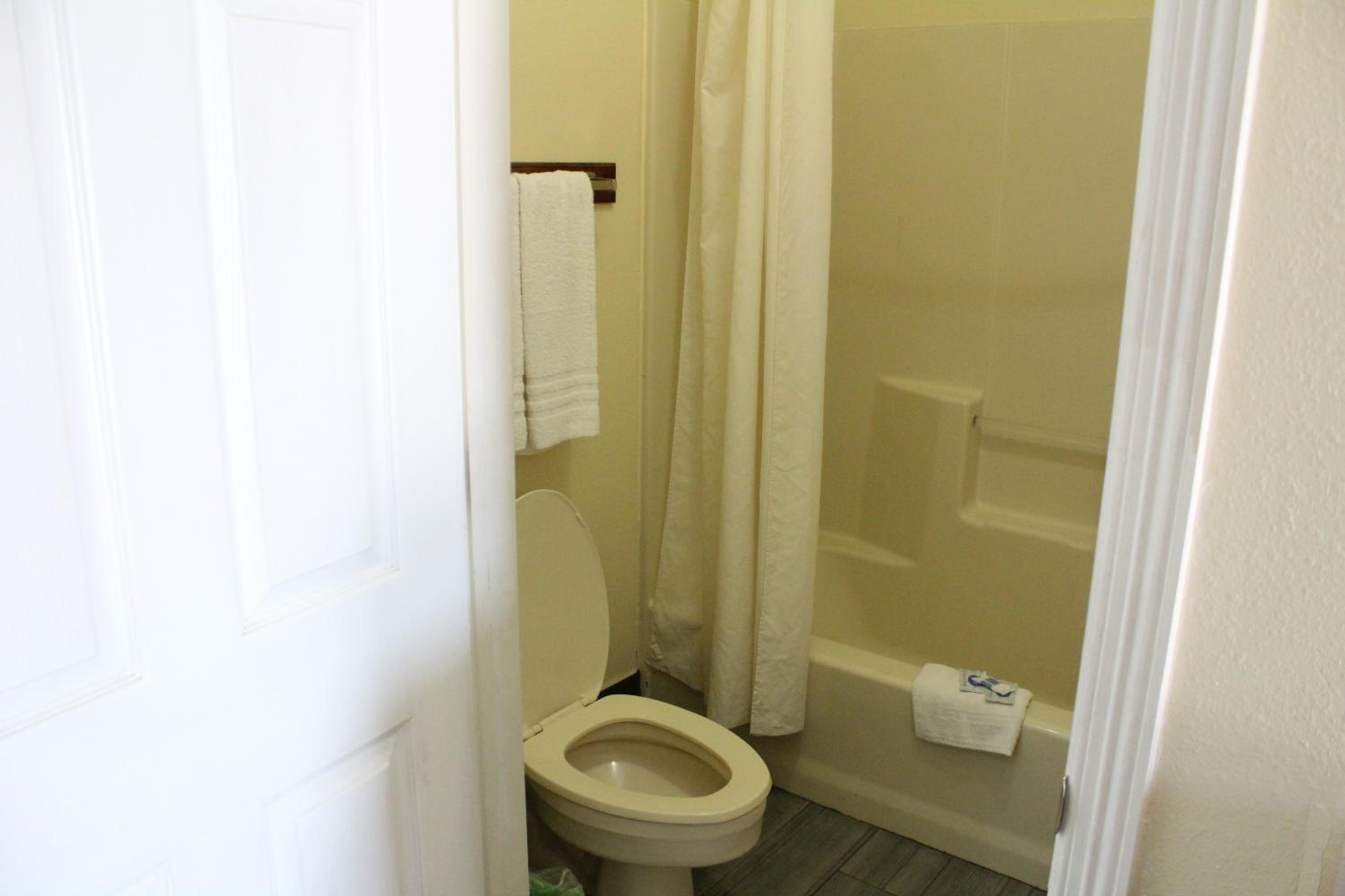 Deluxe, King Bed, Texas Inn Downtown Mcallen 8/10