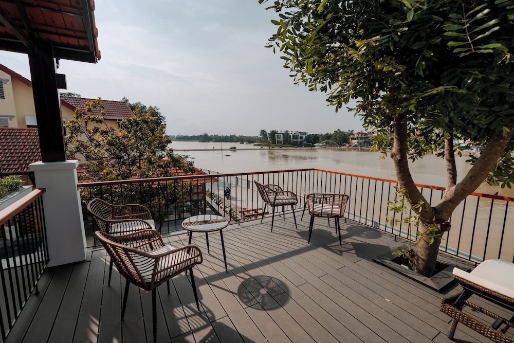 Hue Riverside Villa 34/50
