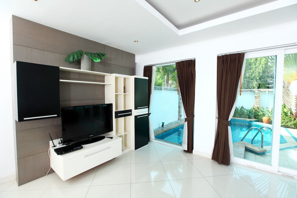 Hidden Palm Pool Villas 5/43