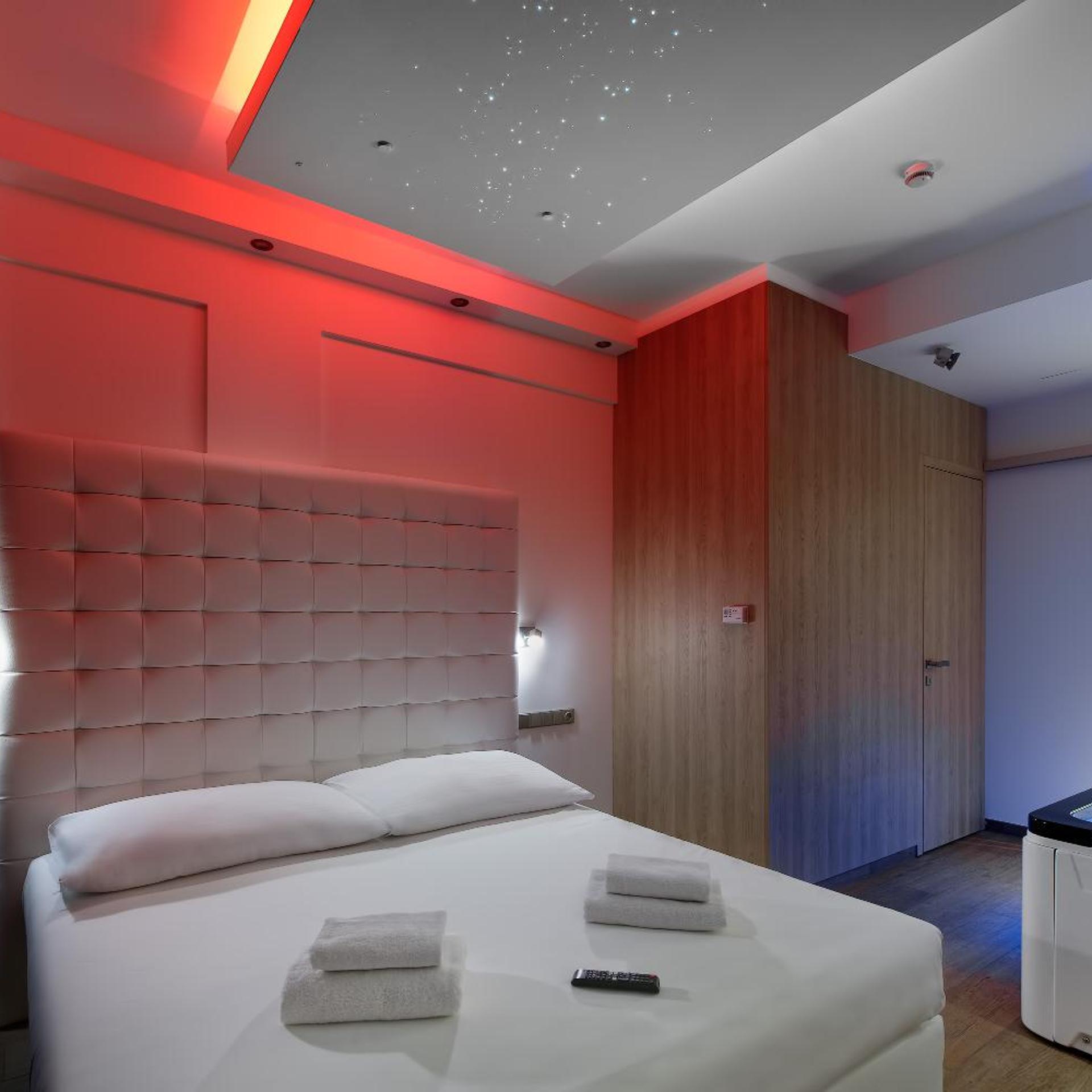 Wellness, King Bed, Hot Tub، Hotel Aura Design & Garden Pool 4/4