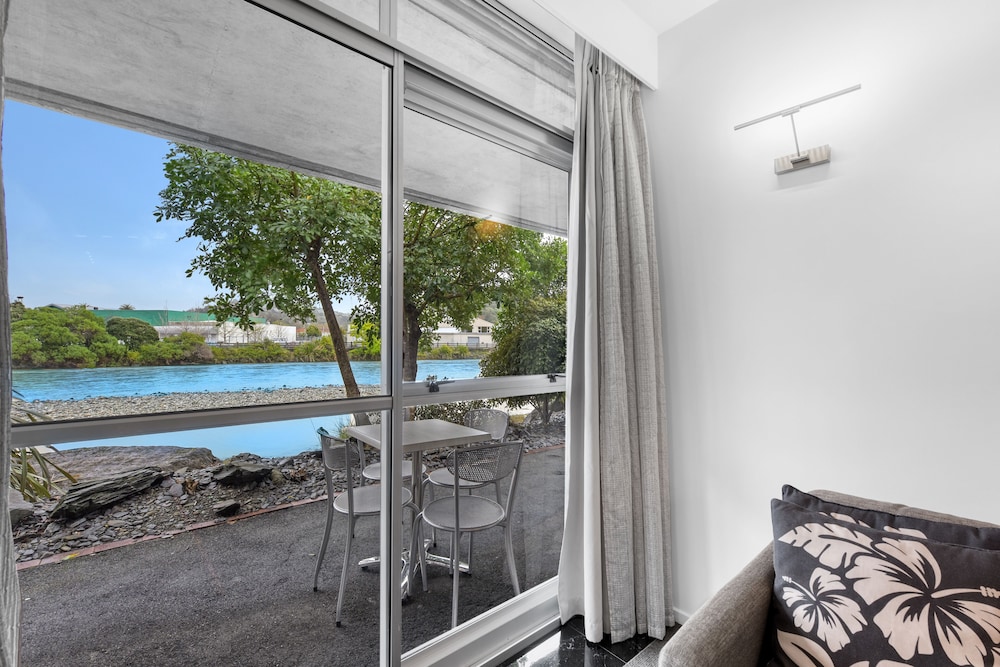 Trailways Hotel 37/70