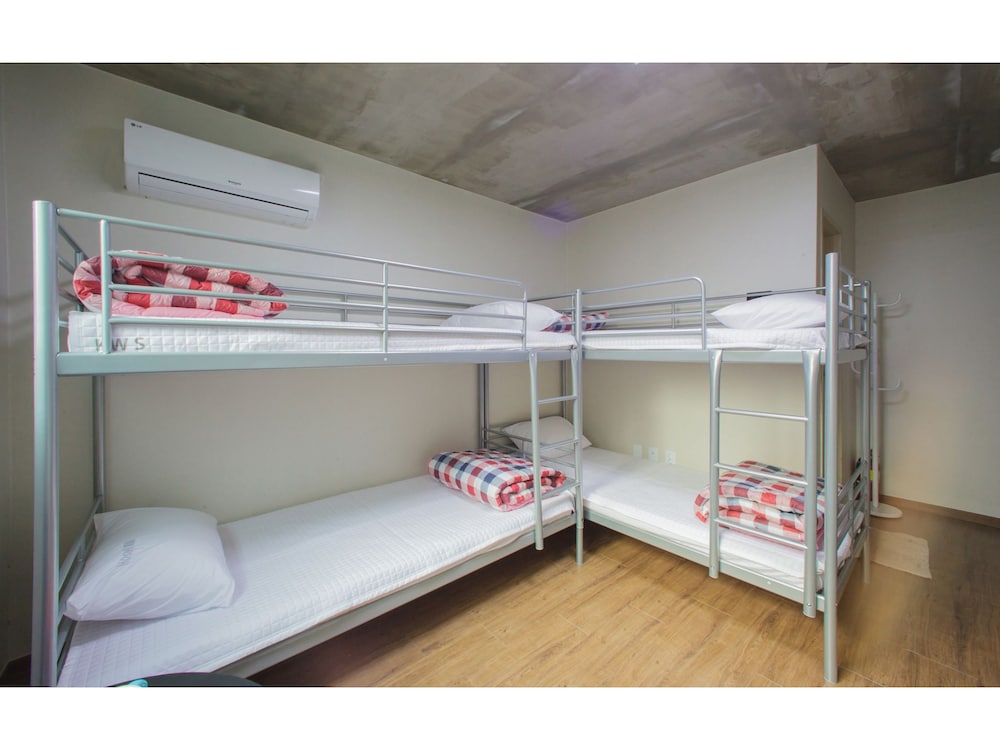 KW Hongdae Line Hostel 9/40