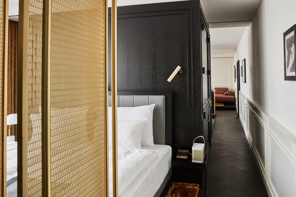 Roomers Munich, Autograph Collection 15/56