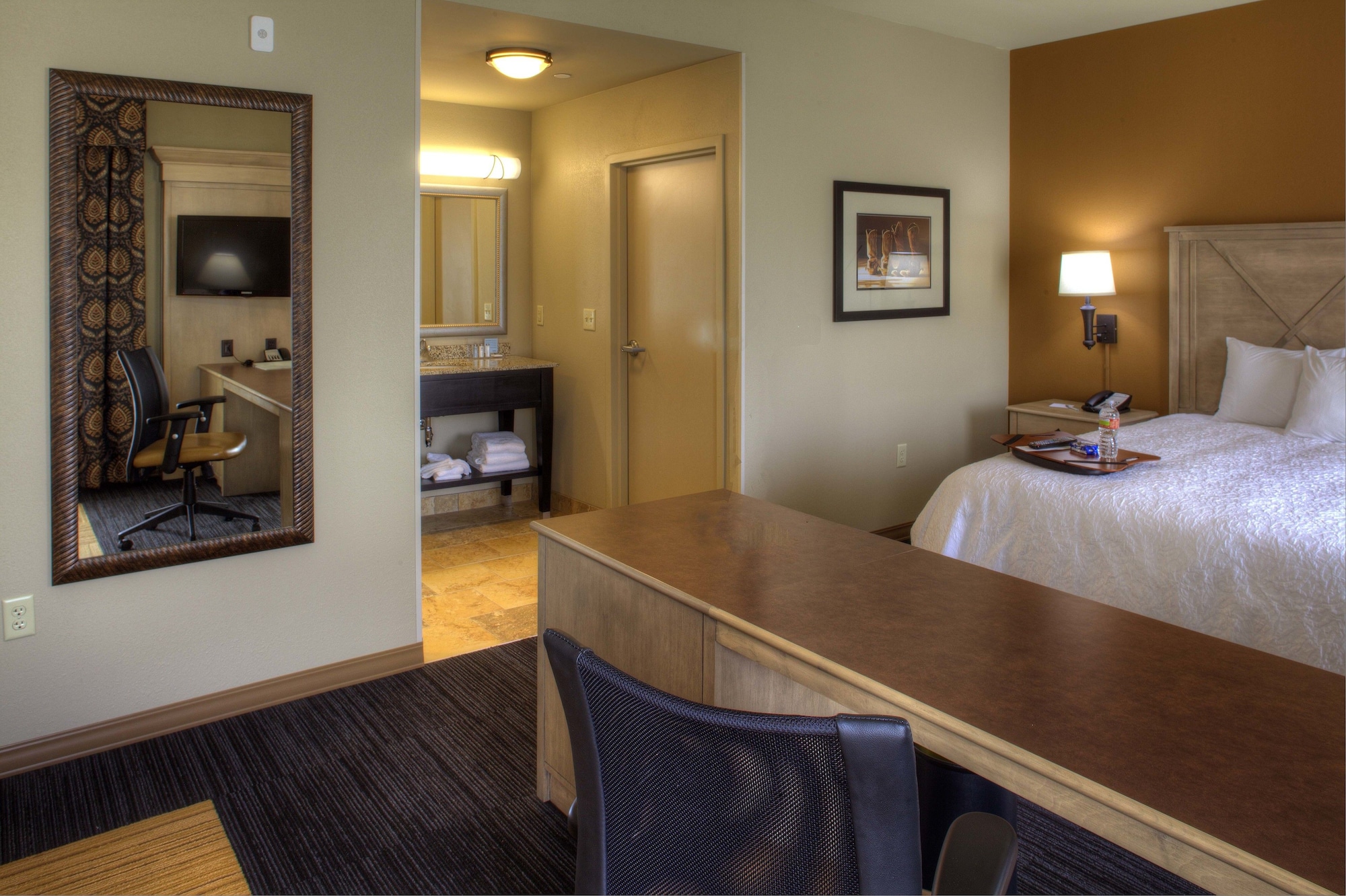 جناح استوديو بسرير كينج بمطبخ صغير، Hampton Inn Suites Dodge City 3/8