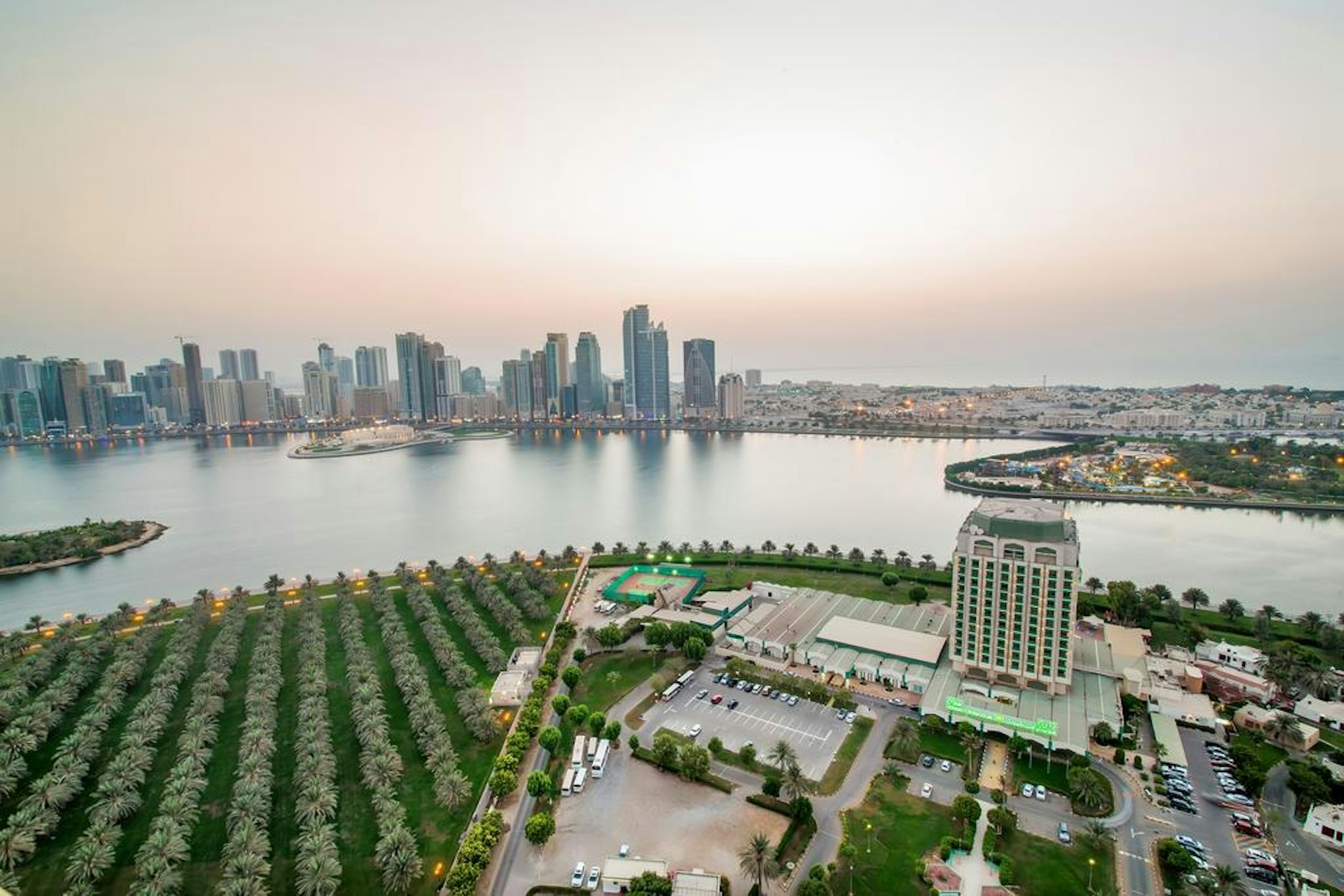 Hotel Holiday International Sharjah 24/25
