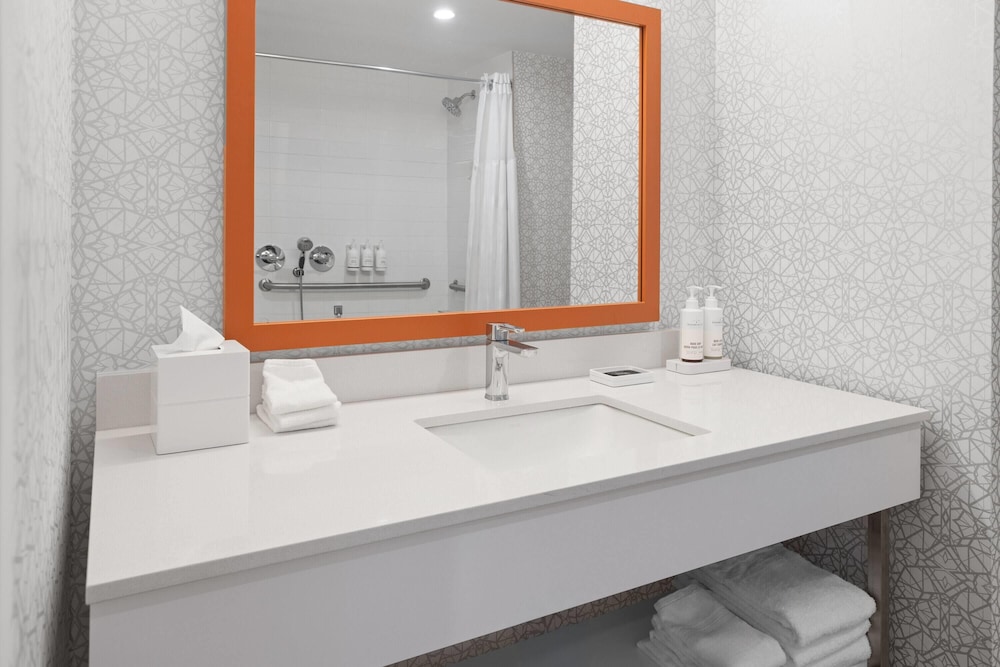 La Quinta Inn & Suites by Wyndham Jamaica NYC/JFK AirTrain 40/41
