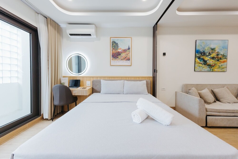 Gallery, Queen Bed, Sofa