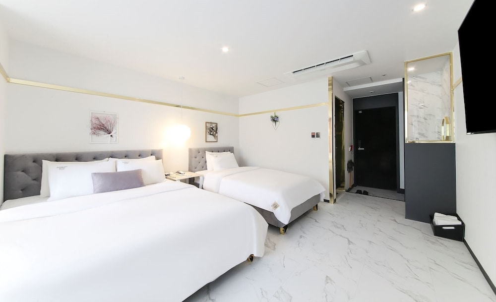 DELUXE, TWIN BEDS, OCEAN FRONT, PARTIAL OCEAN VIEW