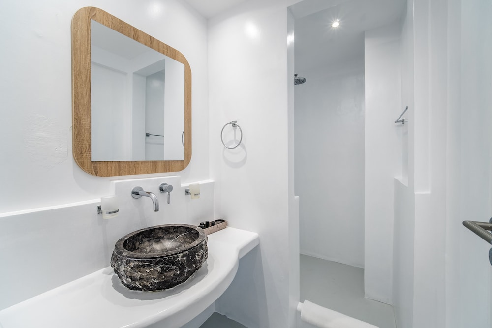 Serenita Luxury Suites 69/71