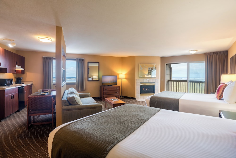 Room, 2 Queen Beds, Partial View, Hot Tub