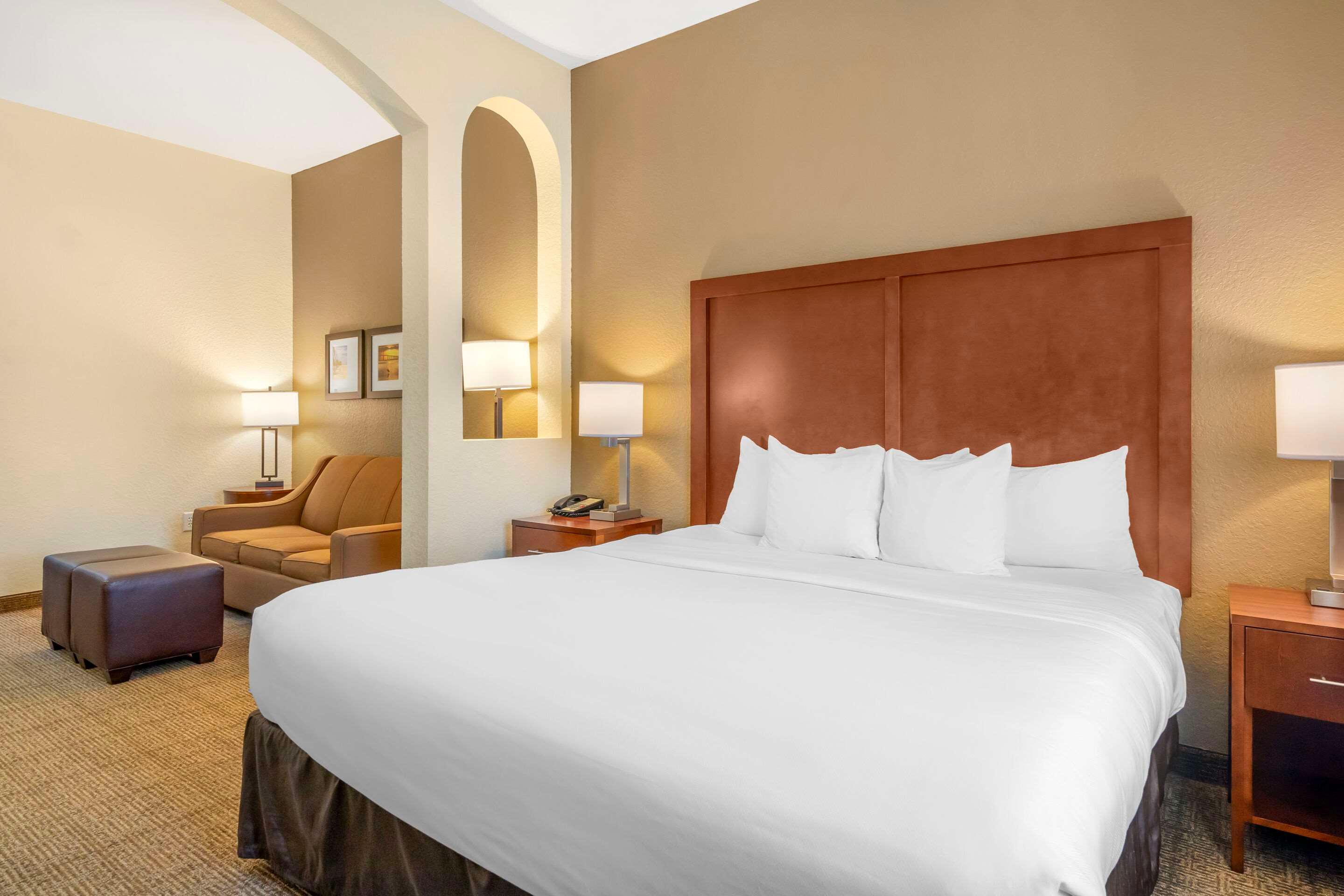 SUITE, KING BED
