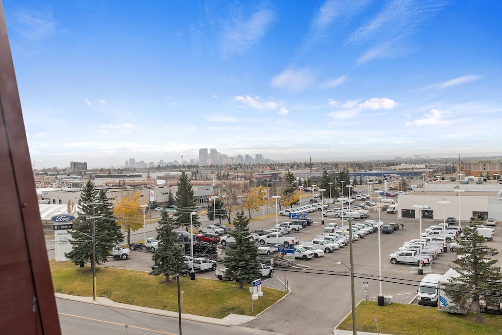 Emerald Hotel and Suites Calgary Airport 30/33