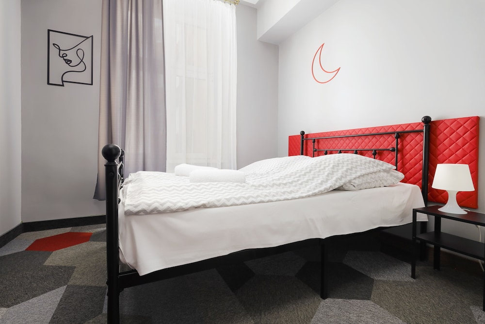 Moon Hostel New 4/28