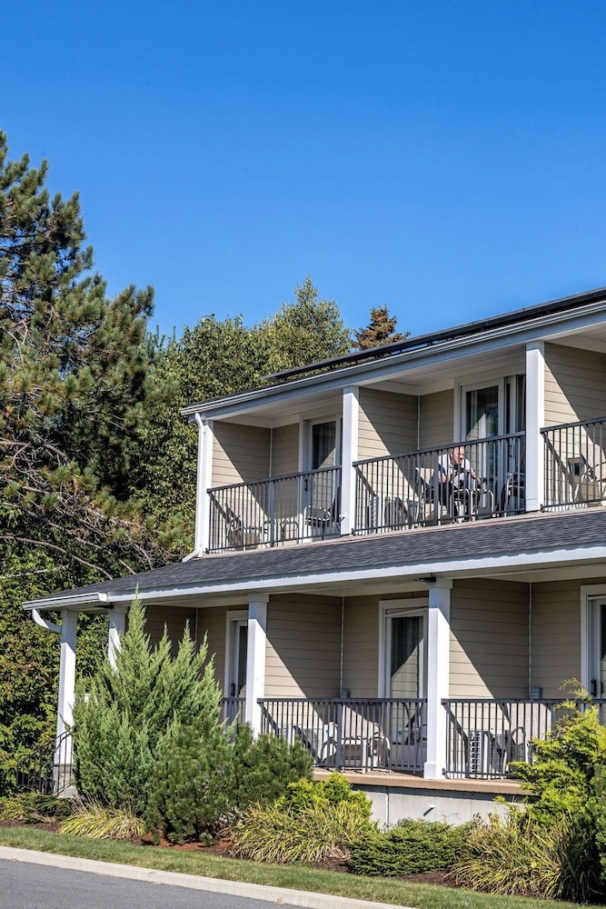 Belfast Harbor Inn 8/64