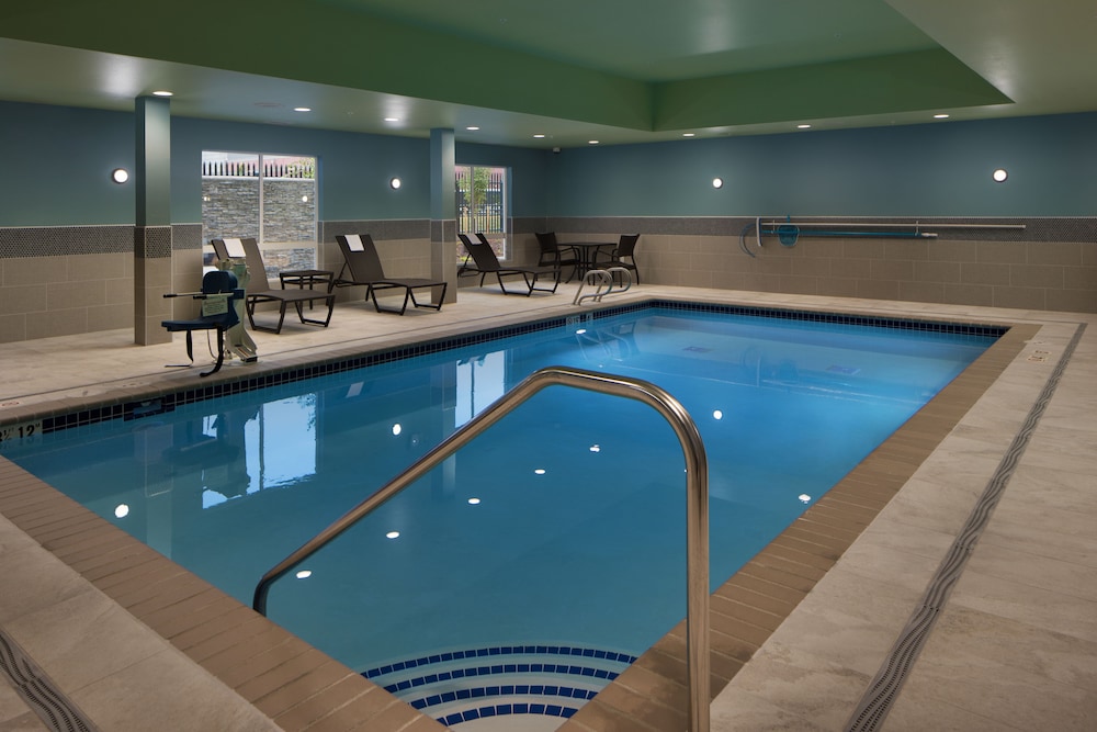 Holiday Inn Express Suites Portland Airport Cascade Stn 5/49