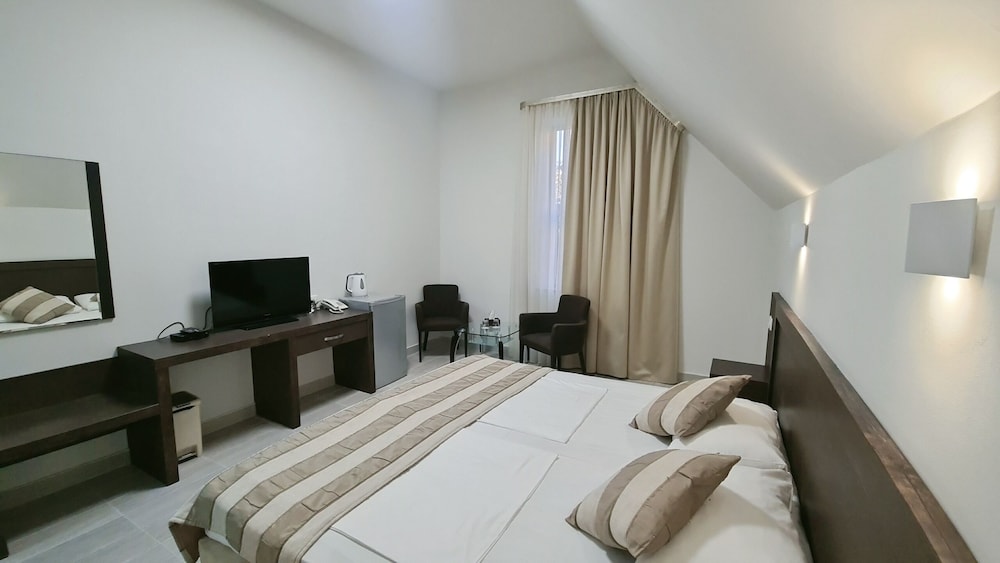YEREVAN DELUXE HOTEL 13/61