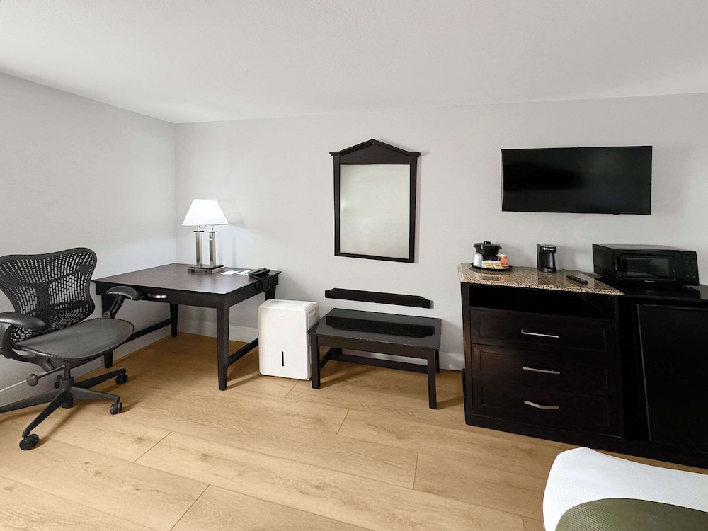 1734 West Hotel 27/32