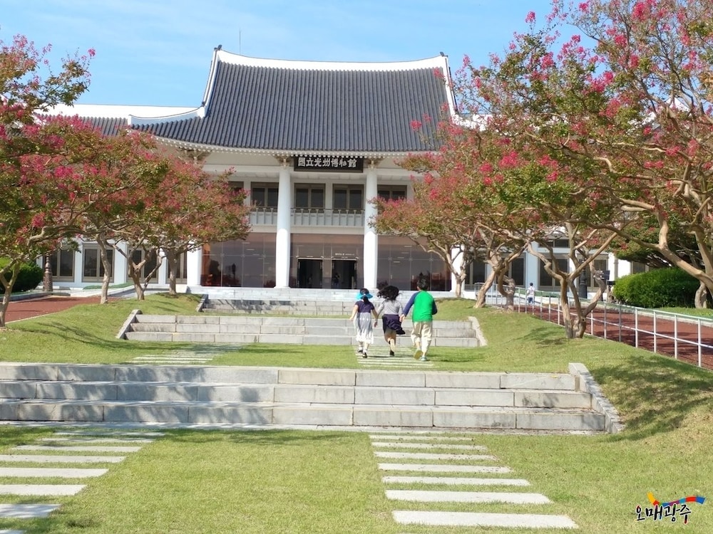 Empire Tourist Hotel 31/33
