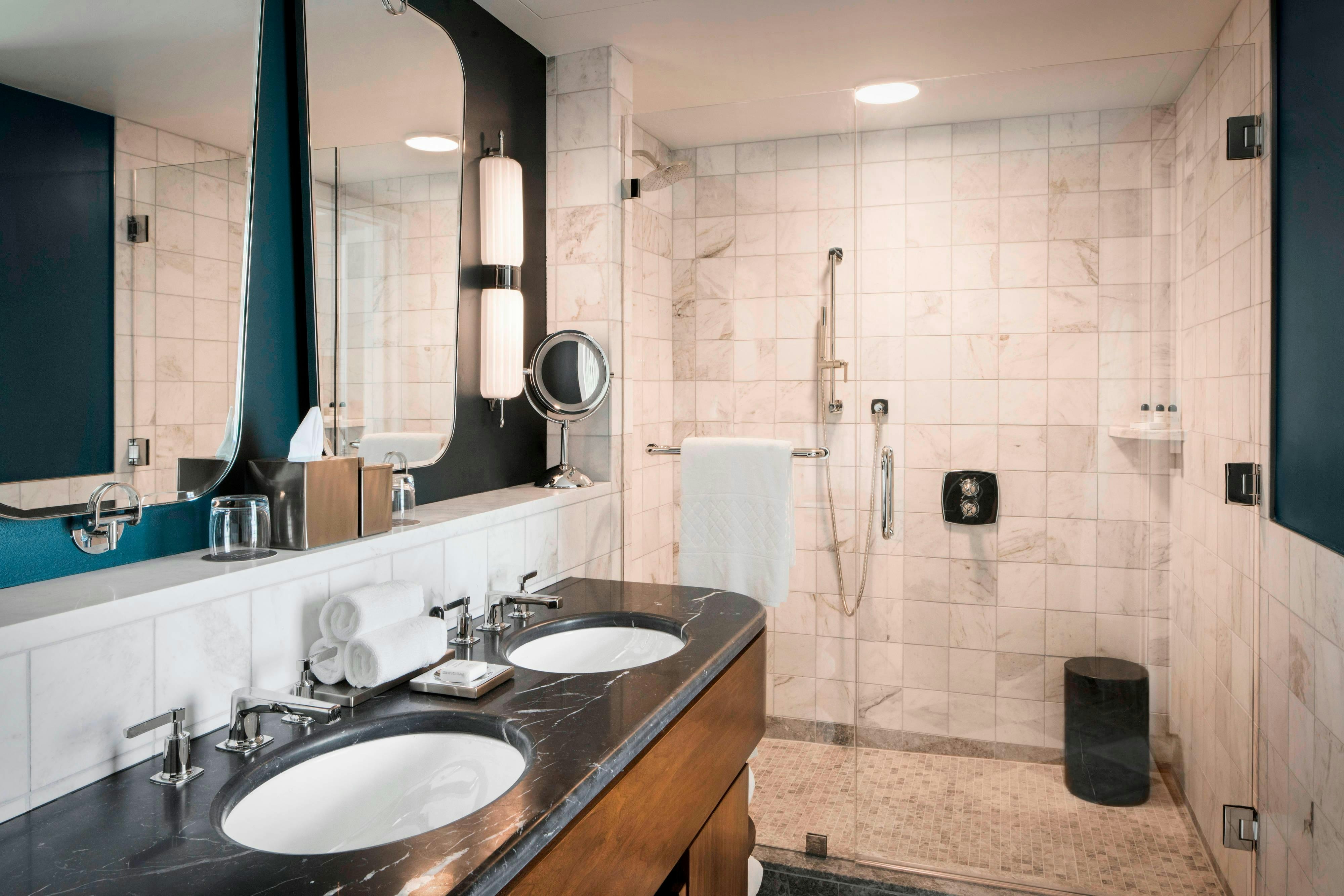 غرفة بسرير كينج، PERRY LANE HOTEL, A LUXURY COLLECTION HOTEL, SAVANNAH 4/5