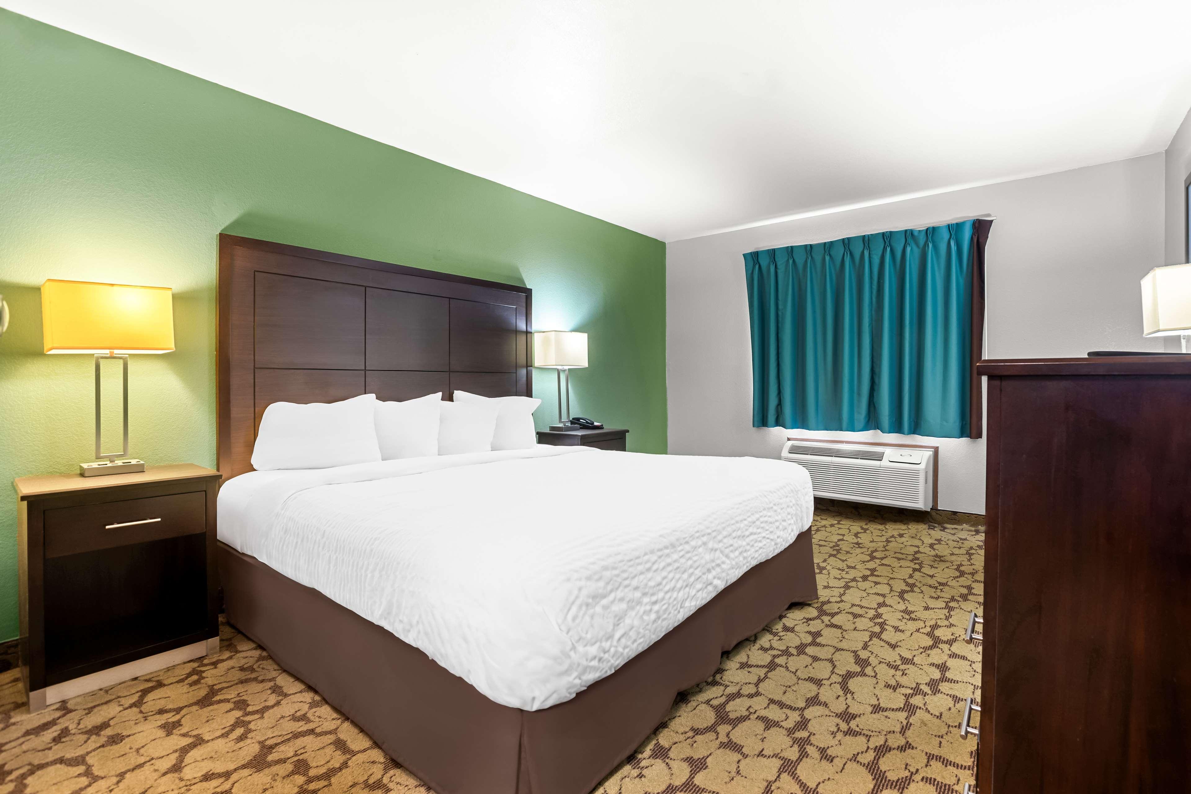 Adjoining, King Bed, Accessible