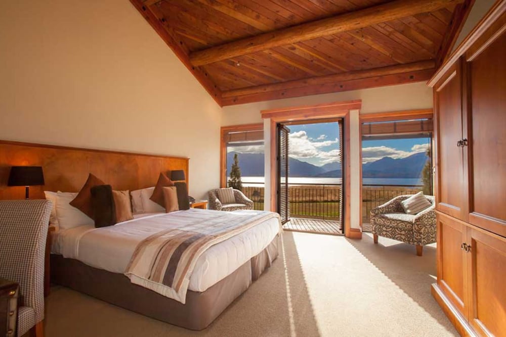 FIORDLAND LODGE 10/72