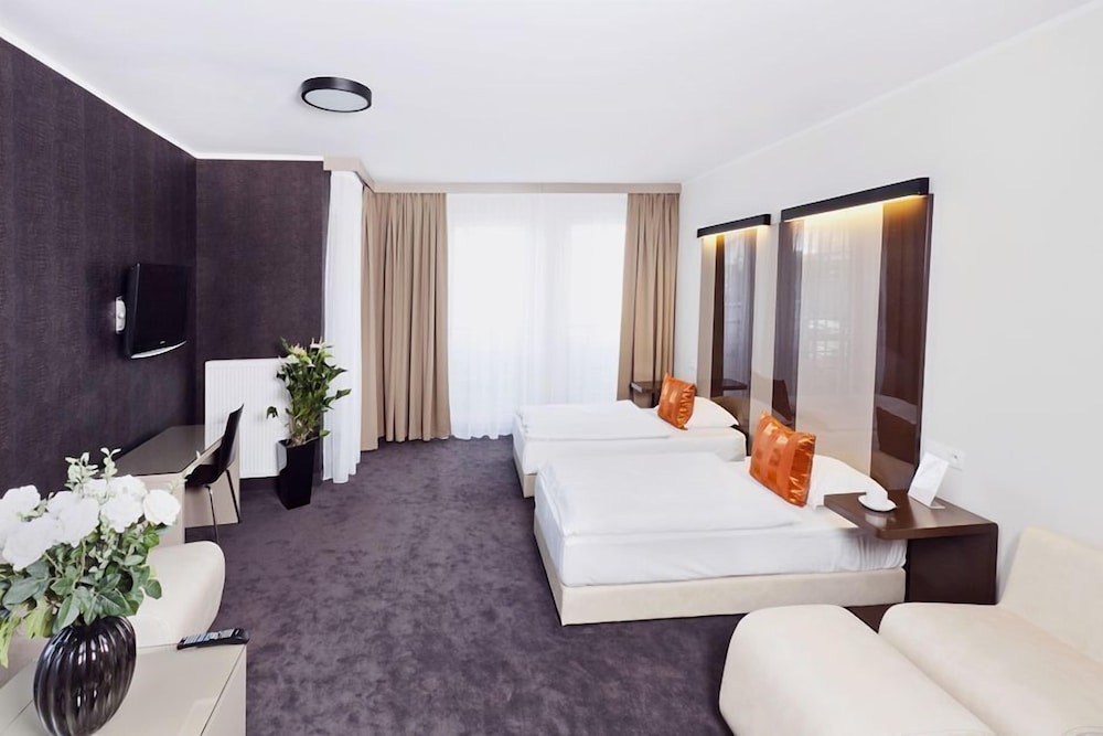 PLATINUM PALACE APARTMENTS 36/46