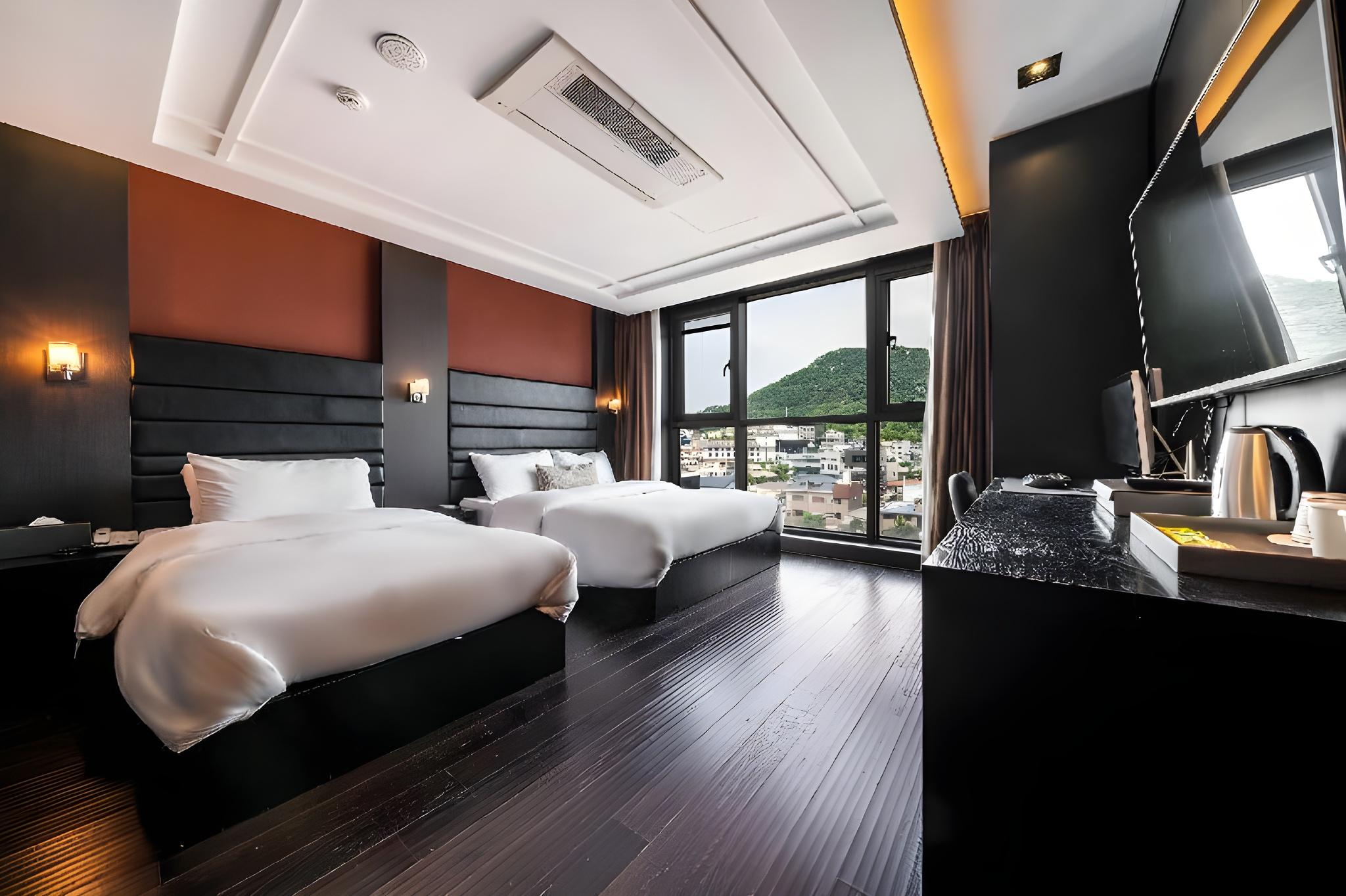 غرفة قياسية بسريرين منفصلين وسرير مزدوج وسرير فردي، Brown Dot Hotel Incheon Songdo 2/4