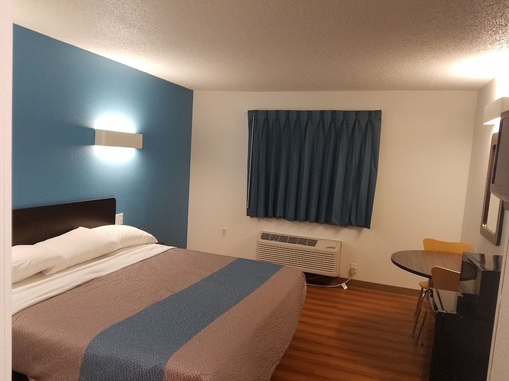 STANDARD, QUEEN BED, ACCESSIBLE