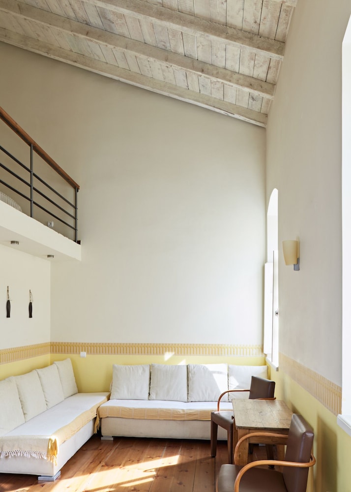 MEZZANINE, JUNIOR SUITE
