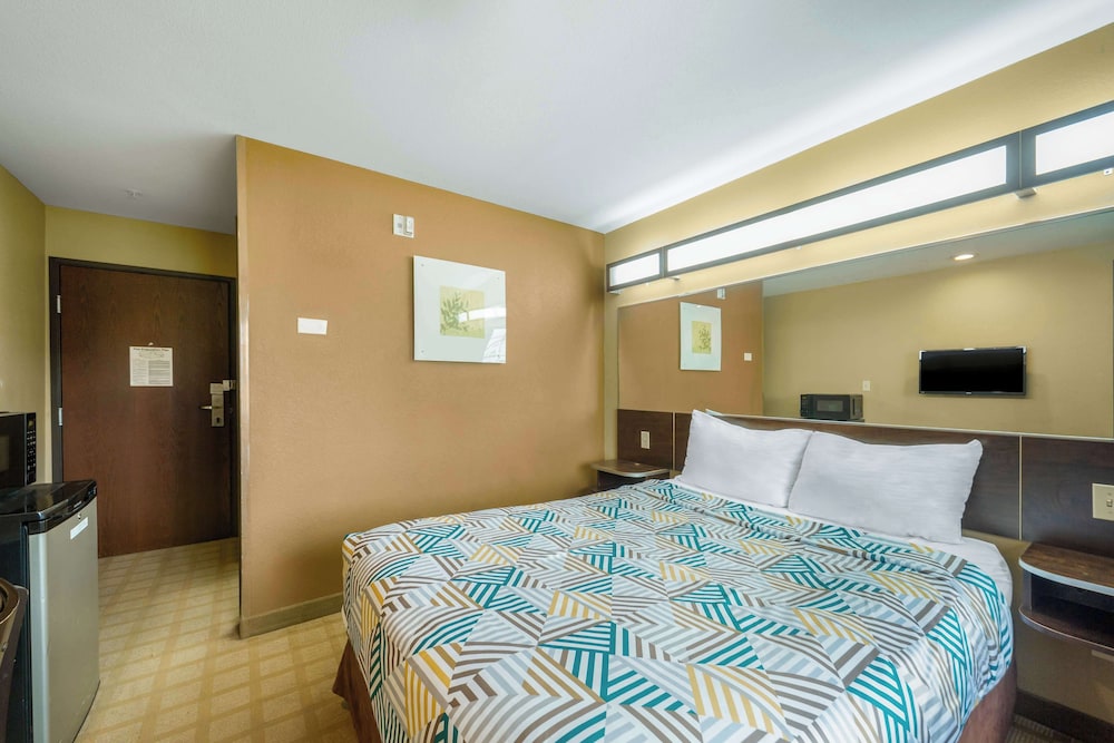 Microtel Inn And Suites Breaux Bridge 18/49
