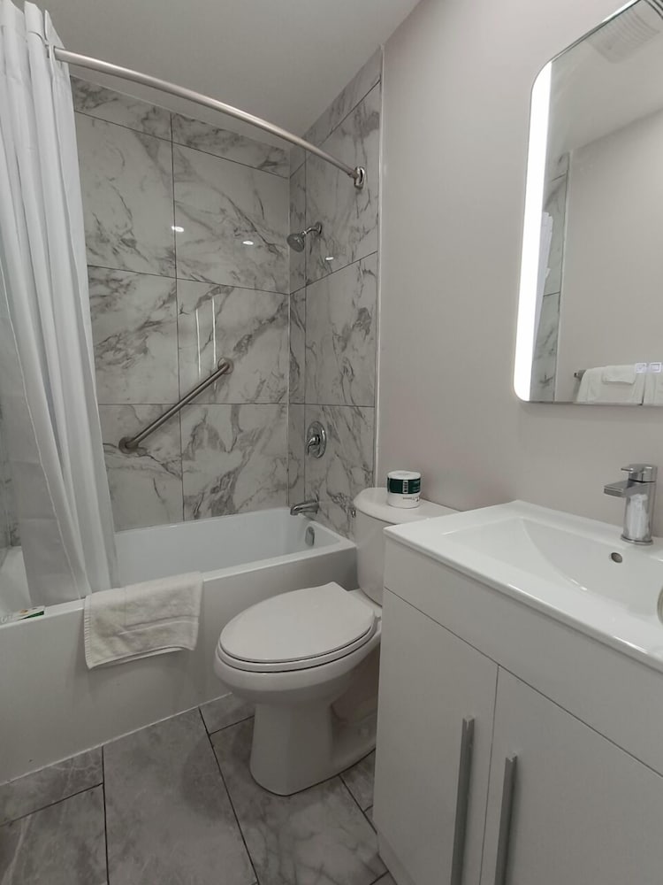 OYO First Canada Hotel Cornwall Hwy 401 ON 31/42