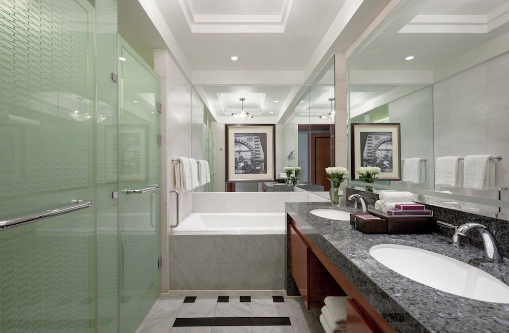 SUITE, KING BED