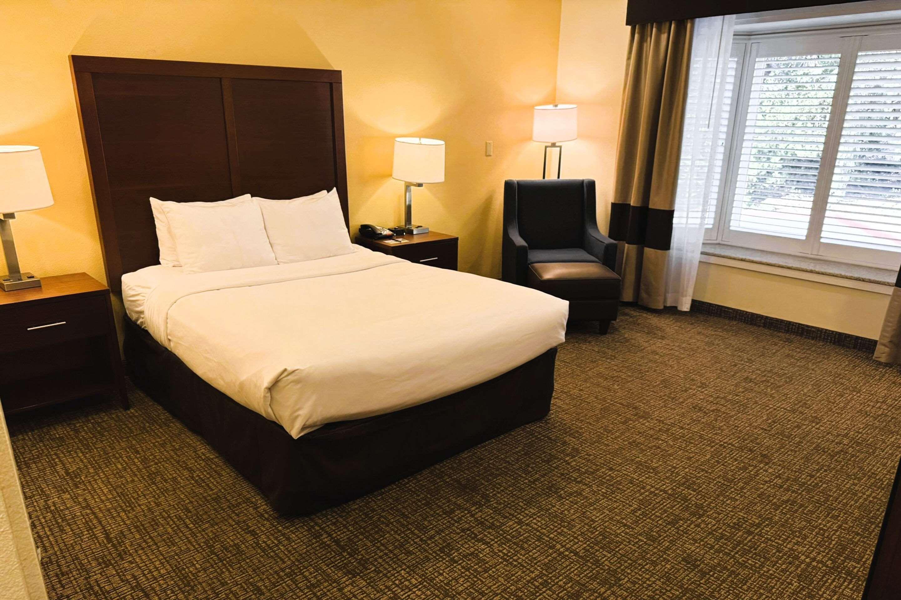 ROOM, QUEEN BED