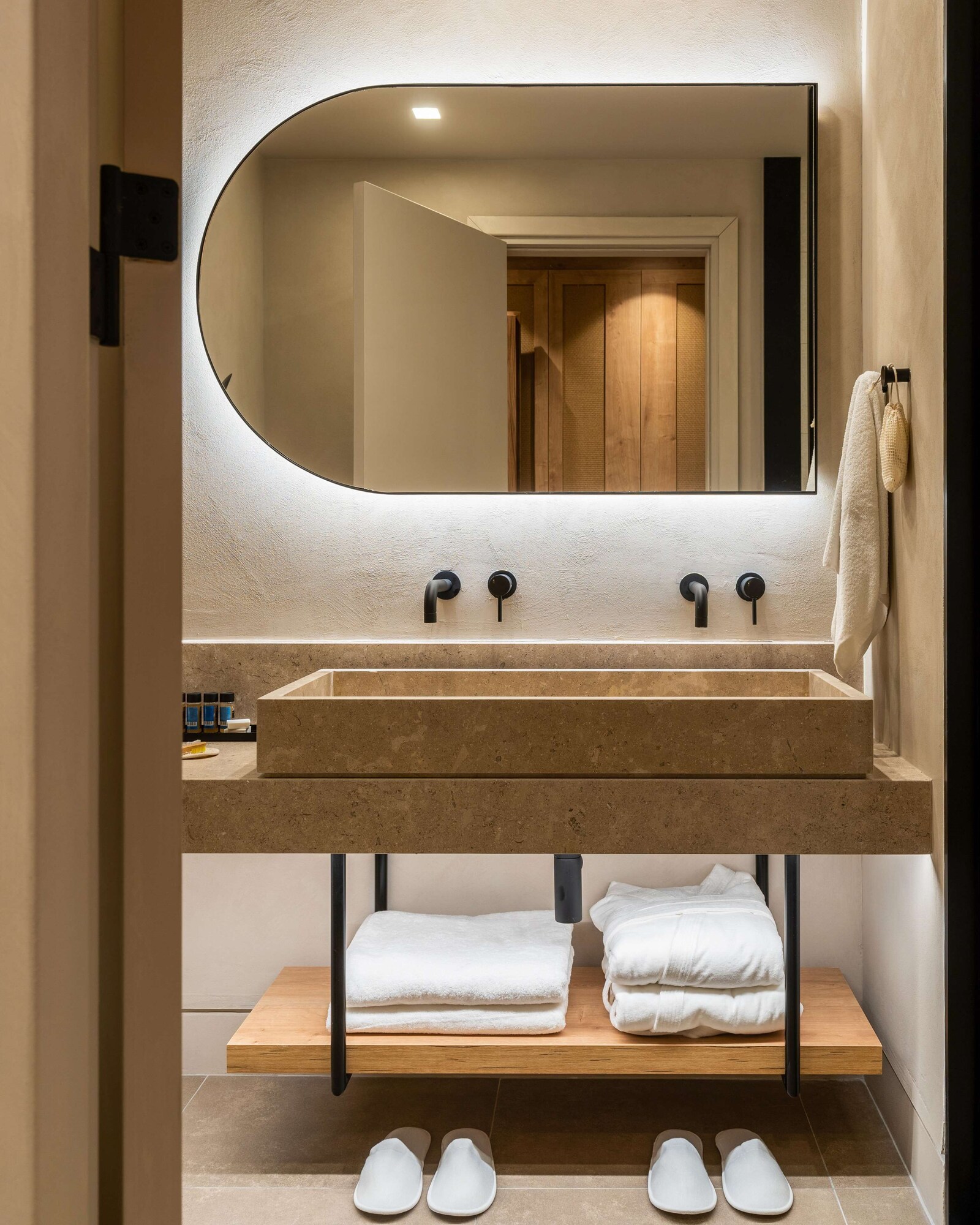 Suite, Queen Bed, 2 Sofa, Swim Up Pool، Ella Helea 7/8