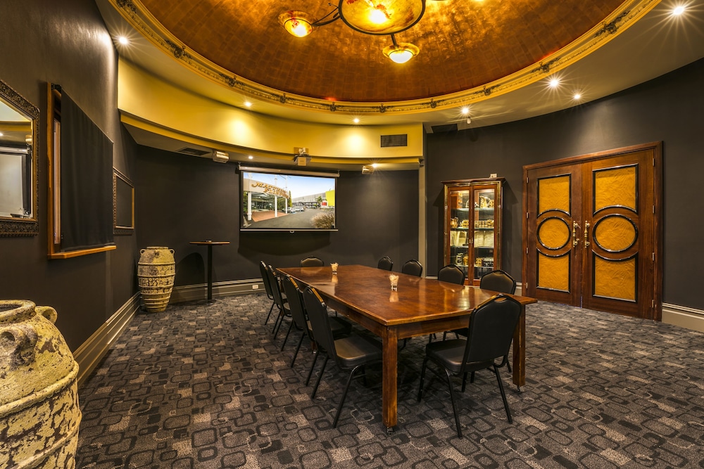 Nightcap at Matthew Flinders Hotel 39/54
