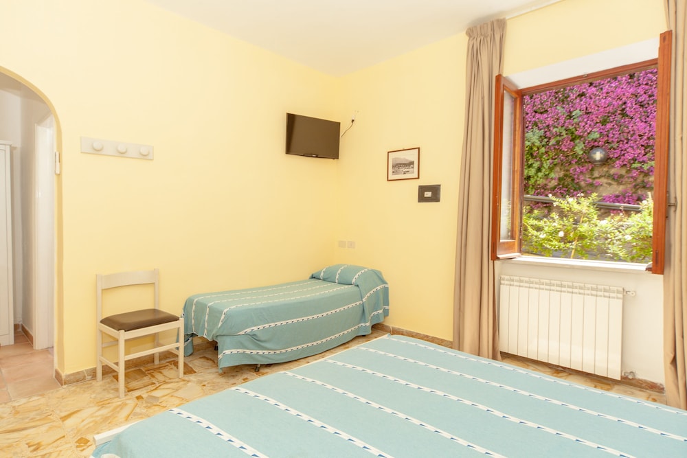 ROOM, QUADRUPLE