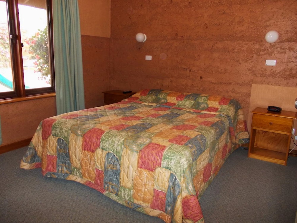 MUD HUT MOTEL 27/57