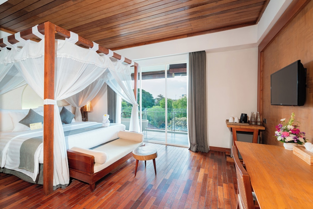Go, Suite, Queen Bed