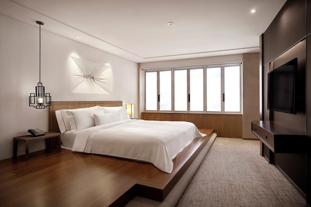 Club, Suite, King Bed, City View