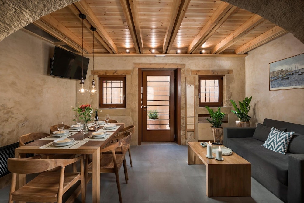 Neoria Houses 24/50