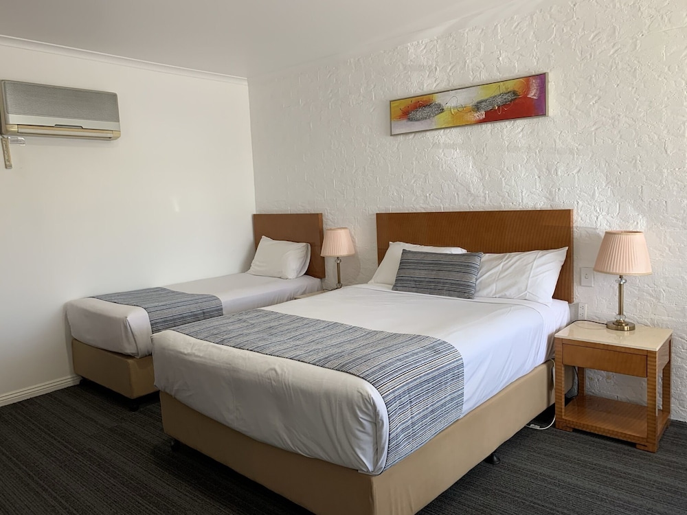 SWAGGERS MOTOR INN(FORMERLY Sundowner Yass) 10/46