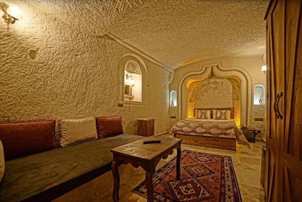 Risus Cave Suites 39/55