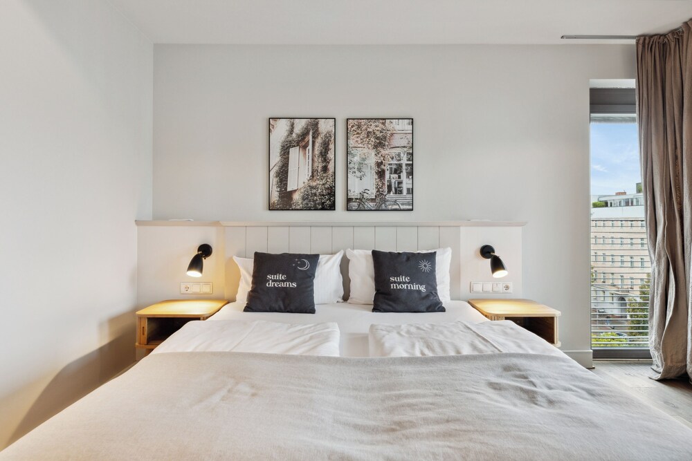 ROOM, QUEEN BED