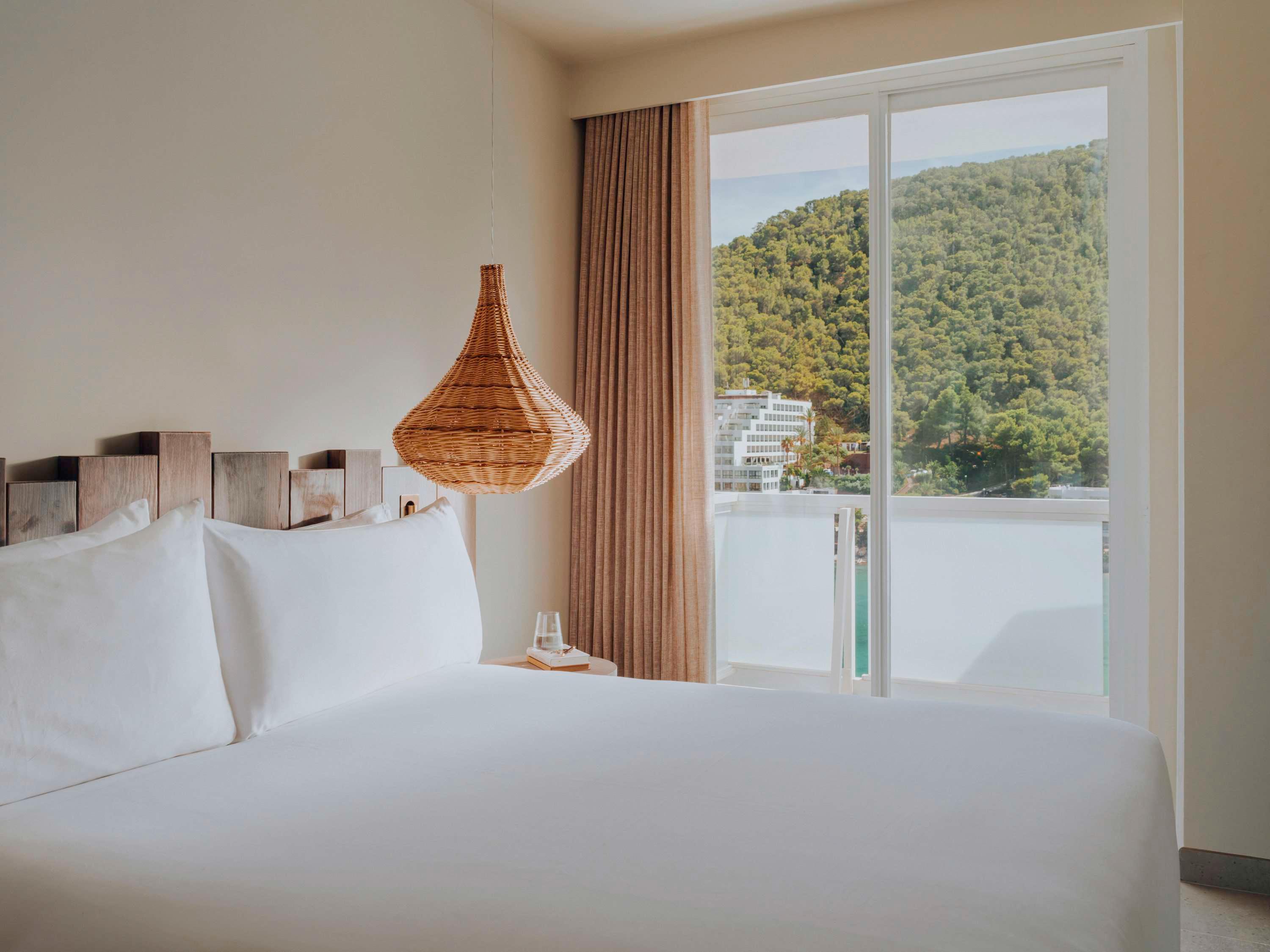2 Bedrooms, Deluxe, Suite, Sea View, Hyde Ibiza 3/5