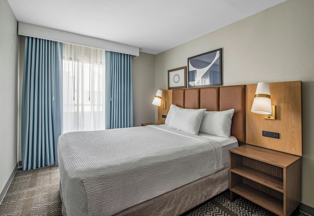 Bi Level, Loft, Suite, 2 Queen Beds, Court View, Kitchen