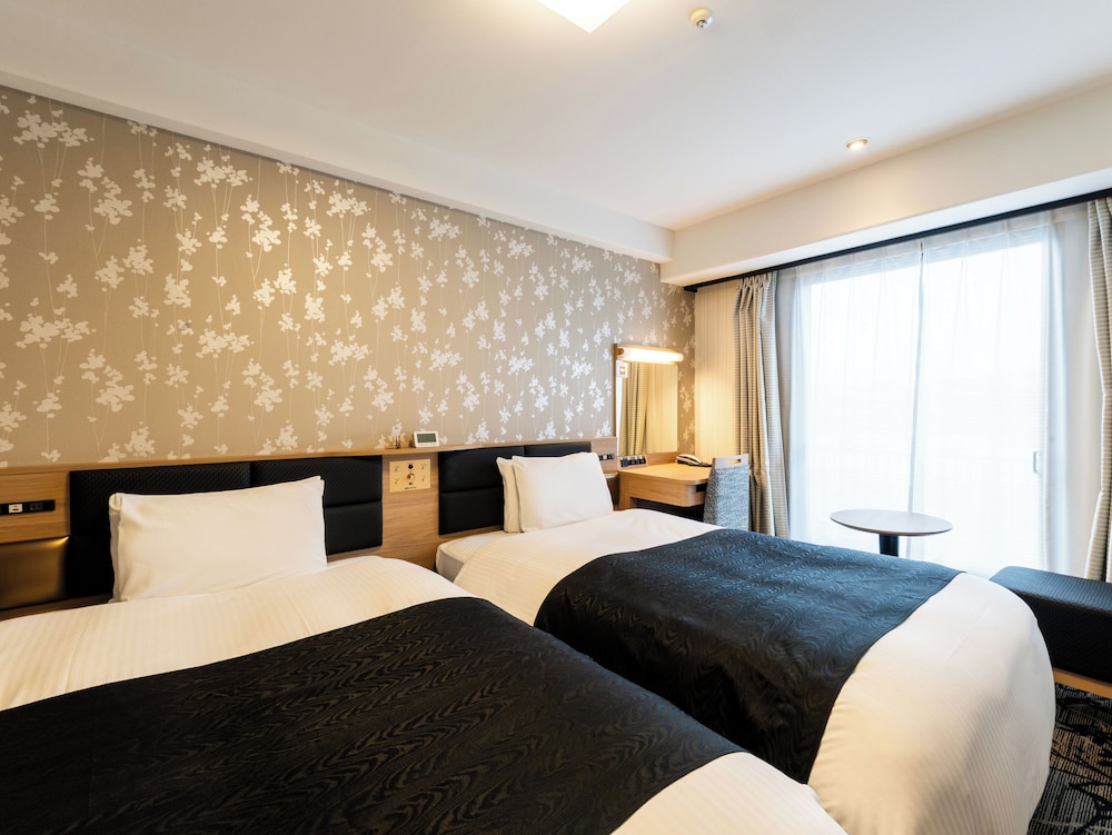 Room, Twin Beds, No Window